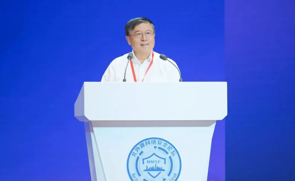 人工智能重构网络安全底层逻辑：迈向“智能驱动”的新范式
